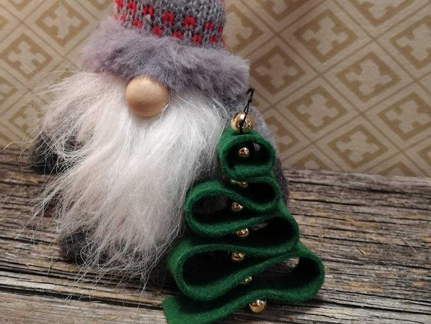 Något att hänga i julgranen – dekoration av filt och pärlor! featured image