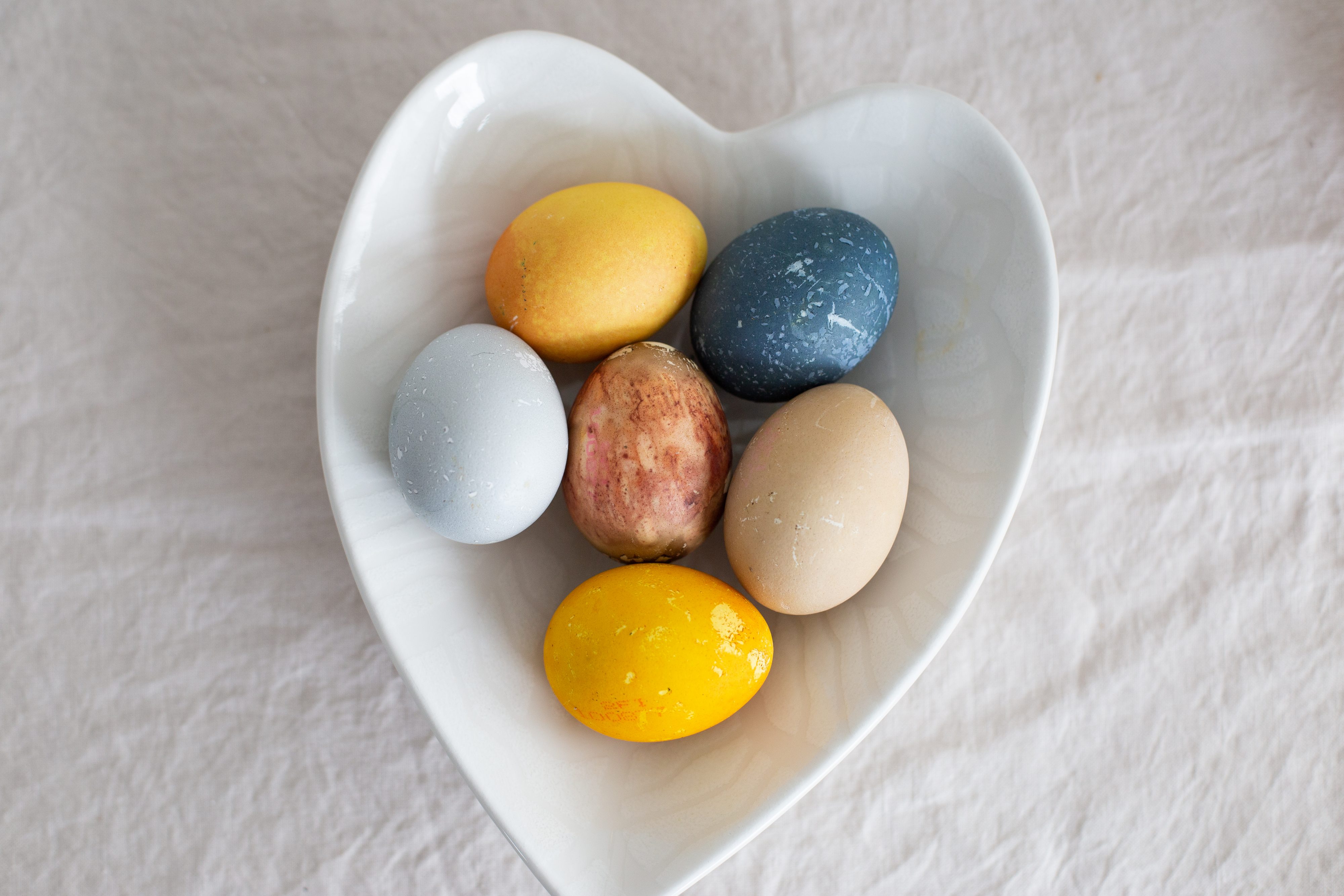 Färga ägg med naturliga råvaror featured image