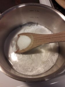 Koka upp kokosmjölken sänk sedan värmen lite, blanda ner salt och socker. Rör om hela tiden. Kokosmjölk kokar lätt över, så om det börjar bubbla för mycket dra av kastrullen från spisplattan en stund och sänk värmen lite till.