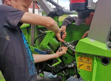 Full fart på årets traktorkurs för 4H-unga på Västankvarn gård Featured image