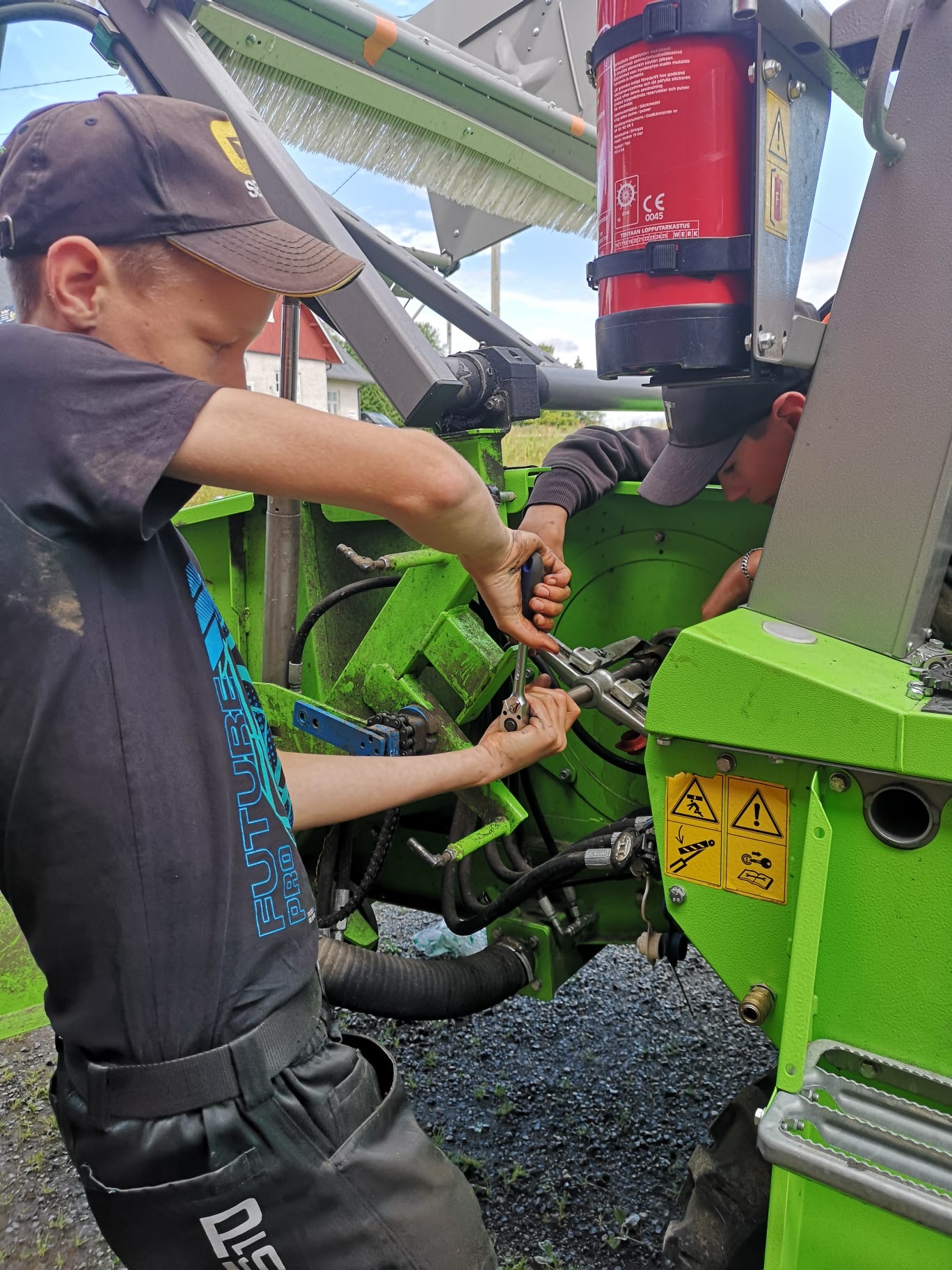 Full fart på årets traktorkurs för 4H-unga på Västankvarn gård featured image
